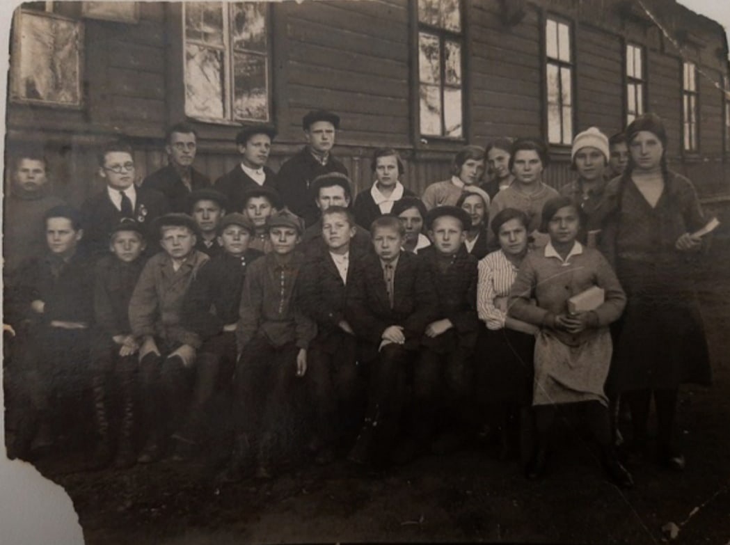 Свечинская железнодорожная школа 8 класс, выпуск 1936 года.